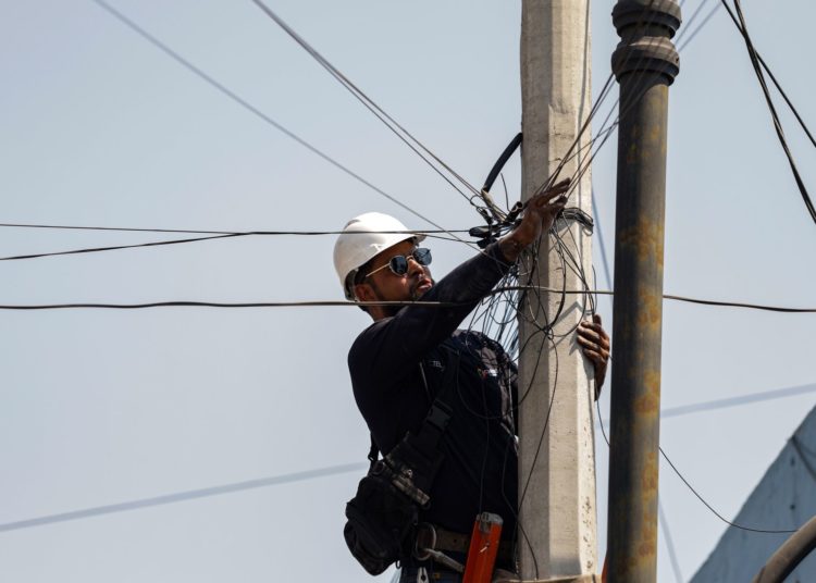 Municipio de Querétaro y empresas retiran cableado en desuso