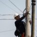 Municipio de Querétaro y empresas retiran cableado en desuso