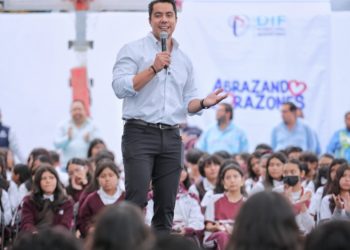 Entrega Felifer Macías 600 lentes a estudiantes y refrenda su compromiso con la educación