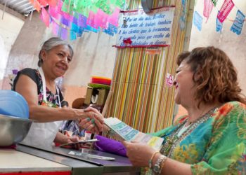 Verónica de Gyvés recorre Oaxaca; llama a participar en la elección judicial