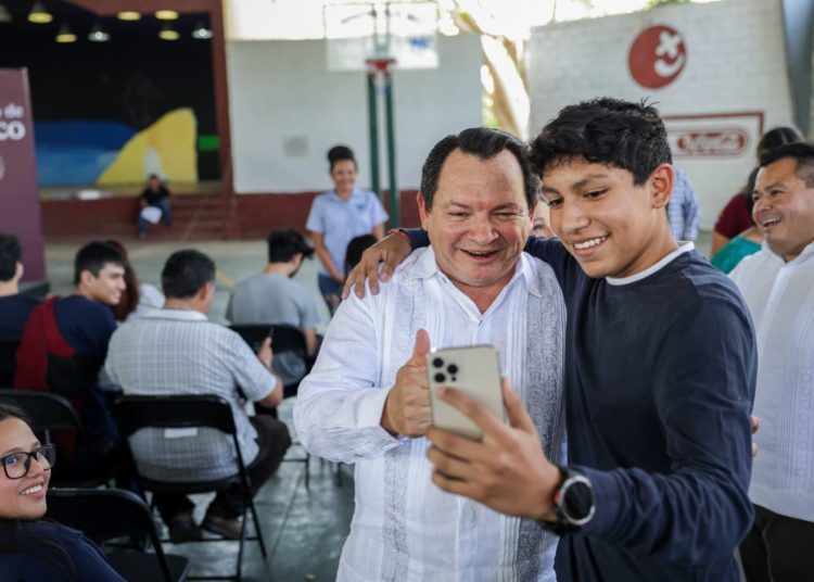 El gobernador Joaquín Díaz mena entregó tarjetas de la beca “Benito Juárez” a 259 jóvenes estudiantes de la preparatoria “Miguel Ángel” en Mérida