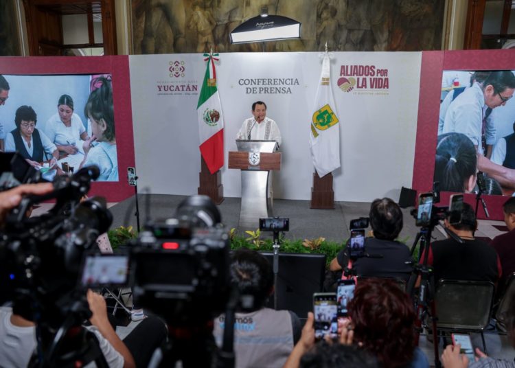 Regidores piden destitución de alcaldesa de Capulhuac por golpiza a psicóloga