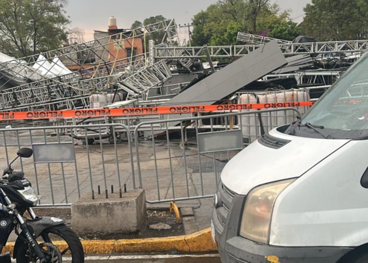 Cae escenario donde se presentaría Alicia Villarreal en la Gustavo A. Madero, reportan varios heridos