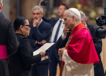 Papa León XIV recibe carta de invitación de México de manos de Rosa Icela Rodríguez