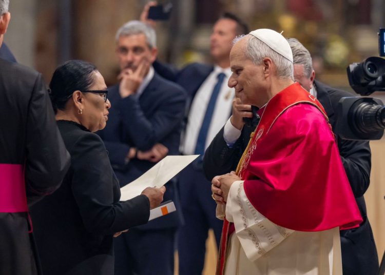 Papa León XIV recibe carta de invitación de México de manos de Rosa Icela Rodríguez
