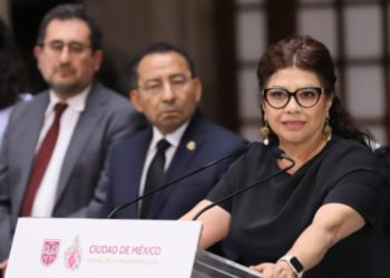 Con lágrimas, Clara Brugada asegura que asesinato de su secretaria y asesor no quedará impune