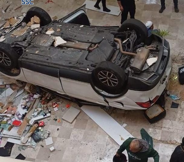SSC: Rescatan a automovilista tras caída de su vehículo en estacionamiento de plaza comercial en Miguel Hidalgo
