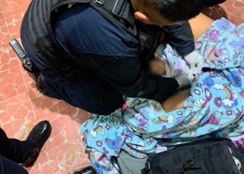 Policías de la SSC asisten a mujer durante parto en la Gustavo A. Madero