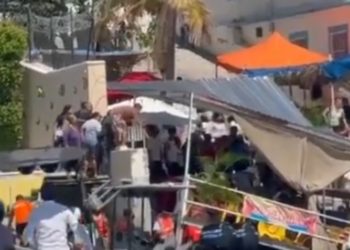 Se desploma muelle de restaurante en Tequesquitengo y caen 30 personas al agua