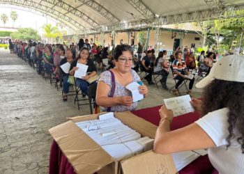 Entrega Gobierno de Morelos tarjeta del programa Corazón de Mujer en Cuautla