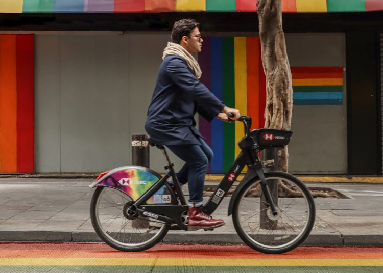 Celebra ECOBICI Día del Orgullo con mil bicicletas conmemorativas y una cicloestación intervenida