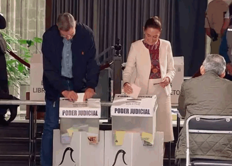 Claudia Sheinbaum vota en elección del Poder Judicial