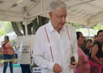 Reaparece AMLO y emite su voto en Chiapas