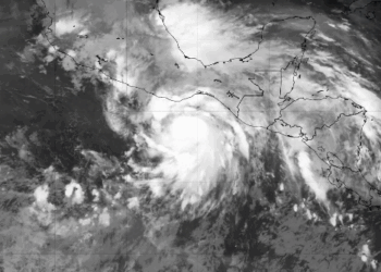 “Erick” se convierte en huracán y avanza hacia las costas de Oaxaca y Guerrero