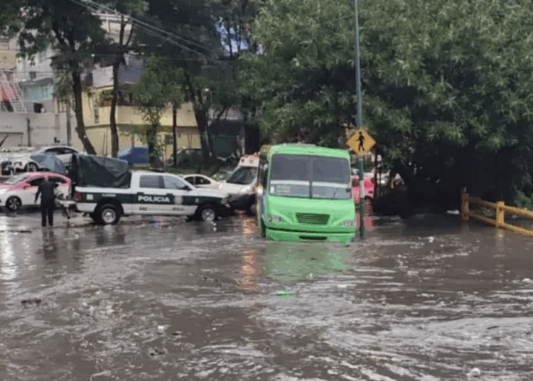 Dejan lluvias inundaciones y el desbordamiento de la presa Río Becerra en la Álvaro Obregón