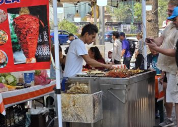 Rojo de la Vega va por retiro de comerciantes informales instalados en Reforma