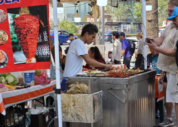 Rojo de la Vega va por retiro de comerciantes informales instalados en Reforma