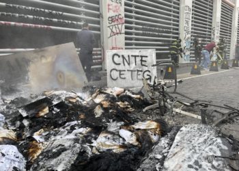 Queman CETEG y CNTE oficinas del SNTE en el Centro Histórico de la Ciudad de México