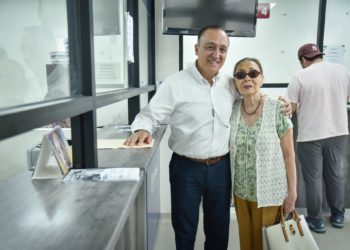 Alcalde de Ahome acompaña a su mamá a pagar predial que debía