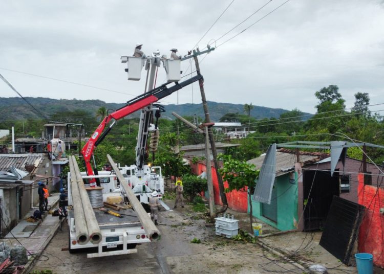 Oaxaca trabaja en la restauración de servicios básicos tras el impacto del huracán Erick en la Costa