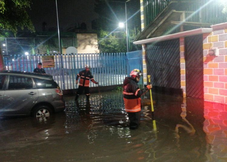 Dejan intensas lluvias y vientos más de 20 encharcamientos y caída de árboles en alcaldías capitalinas