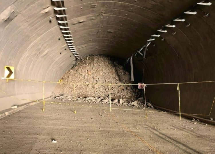 Se derrumba túnel de la Mitla-Tehuantepec, la obra sin fin inaugurada apenas en enero