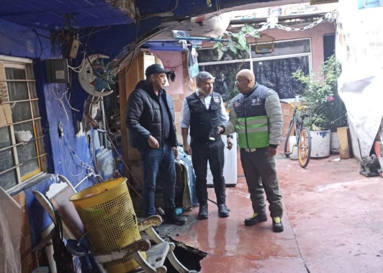 Se abre socavón dentro de casa en la Miguel Hidalgo