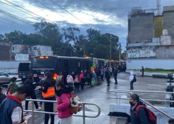 Línea 8 del Metro inundada: usuarios enfrentan retrasos y aglomeraciones