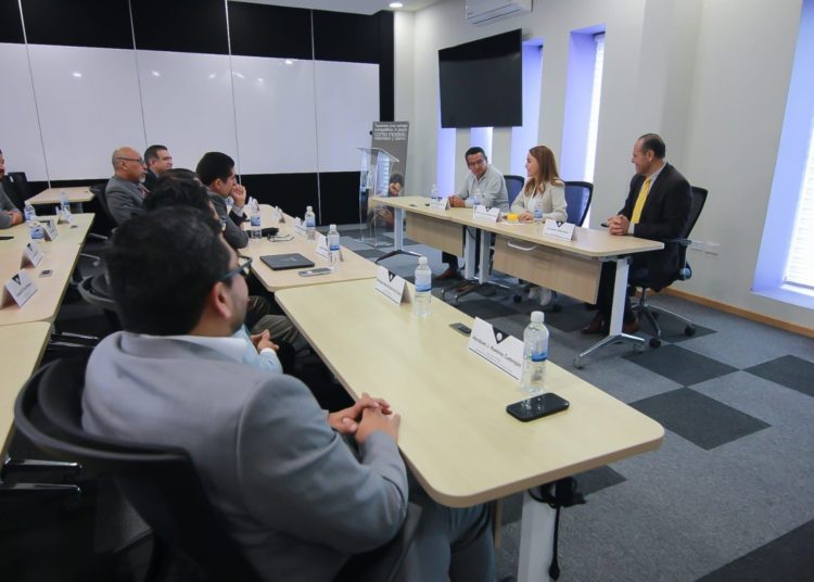 Clara Luz Flores se reúne con líderes adventistas para promover la pacificación