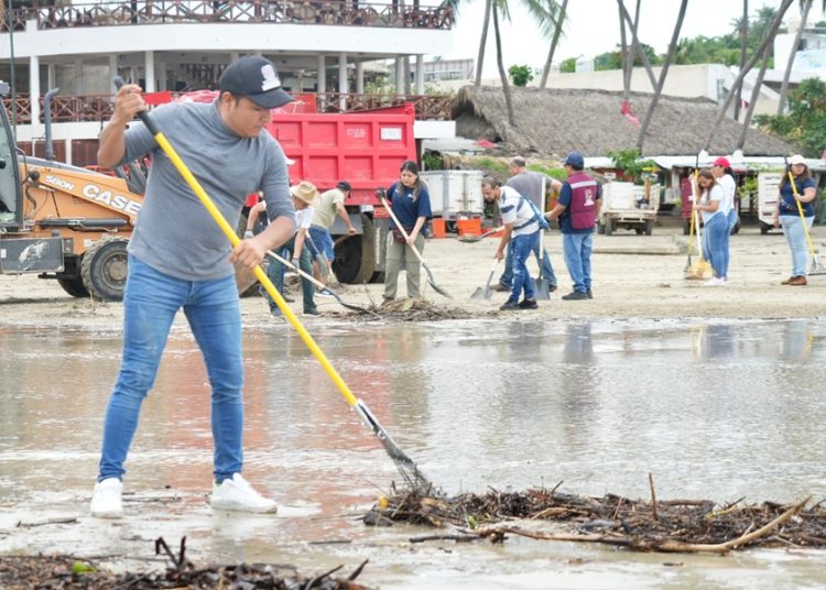 Inicia limpieza de playas afectadas por el huracán Erick: Sectur Oaxaca