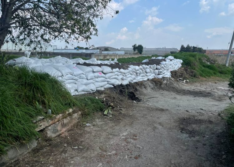 Atiende Toluca desbordamiento de canal en San Pedro Totoltepec