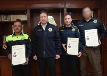 Reconocen a tres policías capitalinos con ascensos por su actuación en situaciones de riesgo y auxilio ciudadano