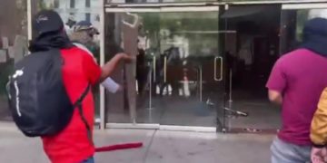 Vandaliza CETEG sede de la Secretaría de Bienestar en Reforma