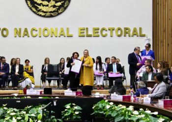 Celia Maya García recibe constancia para el Tribunal de Disciplina Judicial