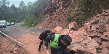 Intensas lluvias provocan derrumbe en carretera Coatepec Harinas