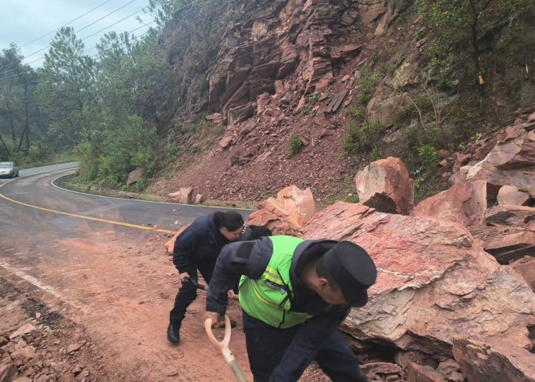 Intensas lluvias provocan derrumbe en carretera Coatepec Harinas