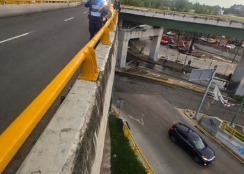 SSC y cuerpos de emergencia resguardan a joven que intentaba arrojarse de un puente en Azcapotzalco