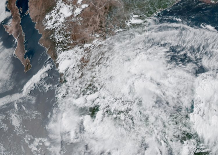 Huracán Érick se debilita a tormenta tropical, pero aún genera lluvias intensas