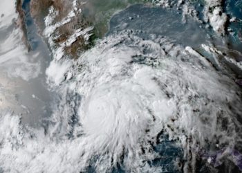 ‘Erick’ toca tierra como huracán categoría 3 en Pinotepa Nacional, Oaxaca