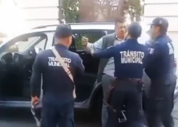 Policías municipales detienen a funcionario del Gobierno de Chiapas por estar borracho y orinar en la calle