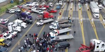 Transportistas ahorcan entradas de autopistas a la Ciudad de México