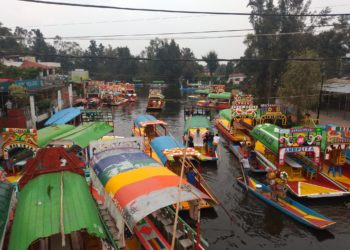 Rescatan a 30 personas varadas en una trajinera en la alcaldía Xochimilco
