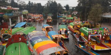Rescatan a 30 personas varadas en una trajinera en la alcaldía Xochimilco