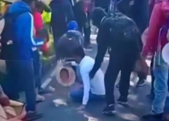 Sufre aparatosa caída alcalde de Tolimán durante peregrinación, ¿le pusieron el pie?