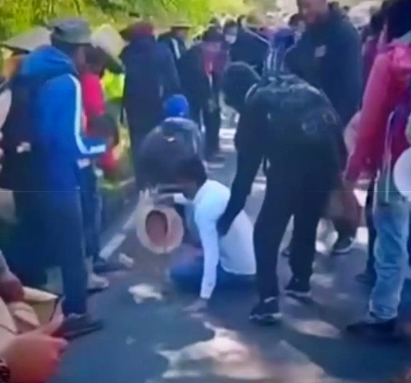 Sufre aparatosa caída alcalde de Tolimán durante peregrinación, ¿le pusieron el pie?