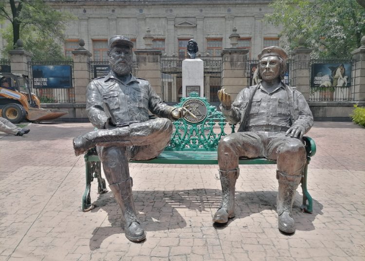 Alcaldía Cuauhtémoc quita escultura de Fidel Castro y ‘El Che’ Guevara del Jardín Tabacalera