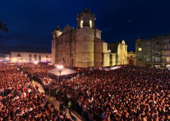 Fans lanzaron botellas a funcionarios de Oaxaca y familiares que se incorporaron a la fila VIP en concierto de Siddartha
