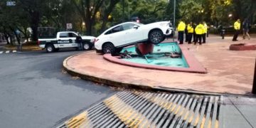 Detienen a conductor que se subió a glorieta de la alcaldía Miguel Hidalgo