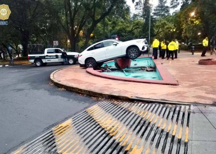 Detienen a conductor que se subió a glorieta de la alcaldía Miguel Hidalgo