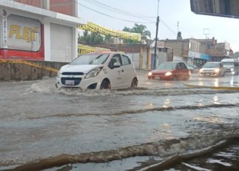 Tromba en Tlaxcala deja deslaves y encharcamientos